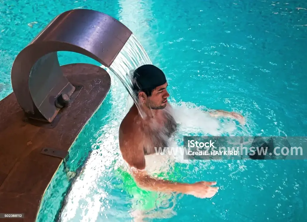 按摩师正在为顾客进行按摩